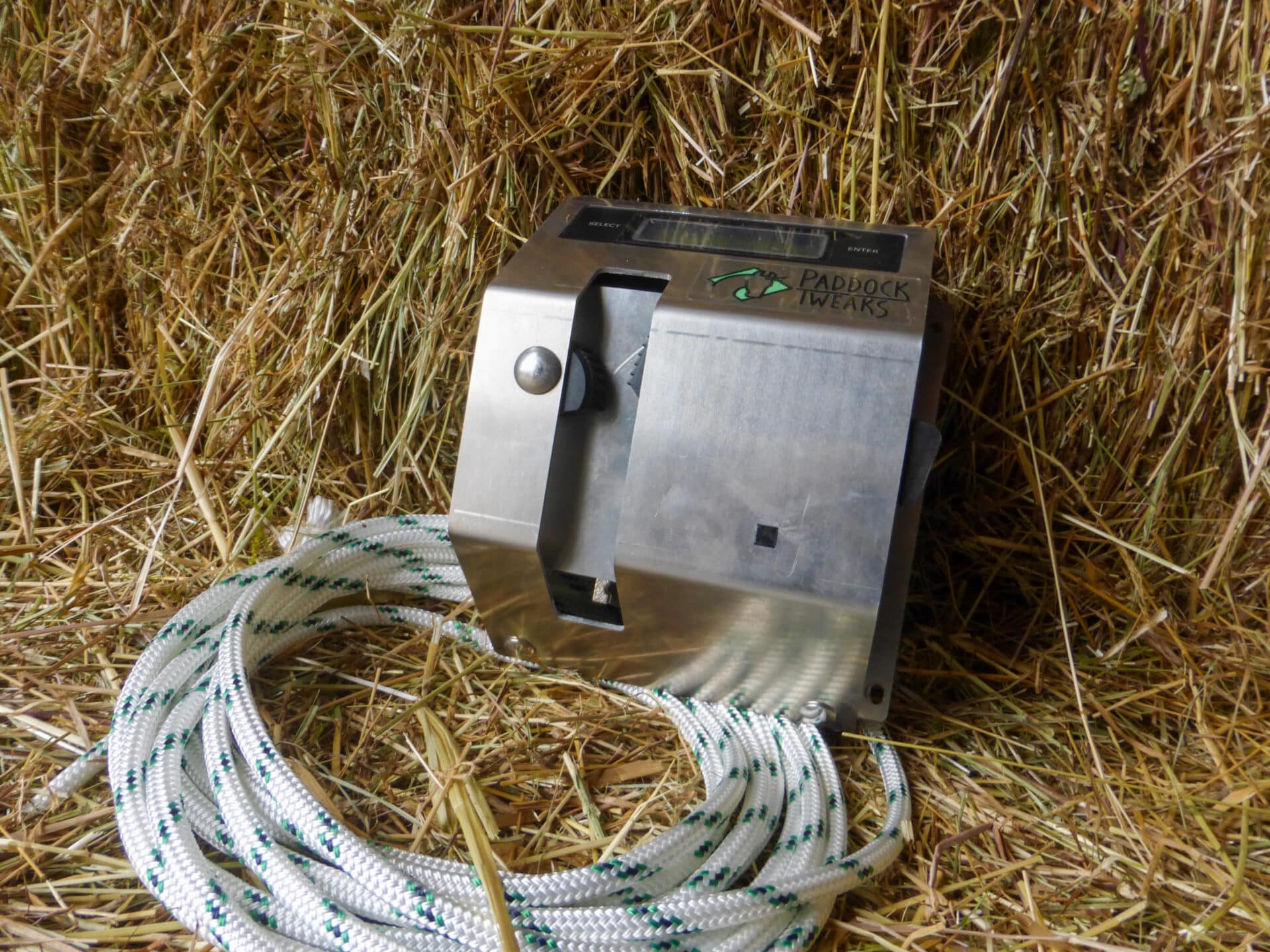 Hayfall voerautomaat op hooibalen met touw