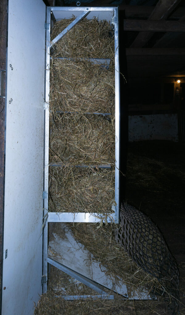 Haybutler DIY (zelfbouw hooivoerautomaat) van trespa met slowfeeder en open deur aan zijkant