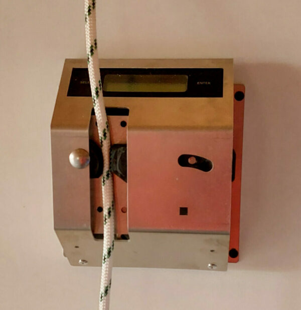 Voerautomaat Hayfall met touw erin gemonteerd aan wand